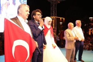 D&uuml;ğ&uuml;n salonundan &ccedil;ıkıp 'demokrasi n&ouml;beti' tutmaya geldiler