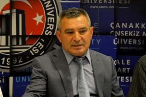 Rekt&ouml;r Acer: Dekanlarla ilgili karar, doğru bir yaklaşım