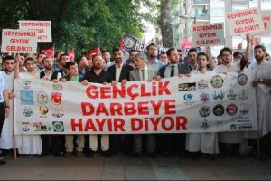 Kefenleriyle darbeye karşı y&uuml;r&uuml;d&uuml;ler