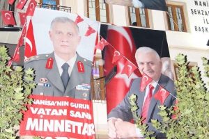 Manisalı komutan i&ccedil;in dev pankart