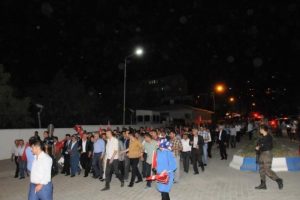Hakkari'de 2 bin kişi darbeye karşı y&uuml;r&uuml;d&uuml;