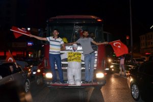 Bursa'da demokrasi ş&ouml;leninde ilgin&ccedil; g&ouml;r&uuml;nt&uuml;