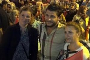 O muhasebeciyi g&ouml;ren birlikte fotoğraf &ccedil;ektiriyor