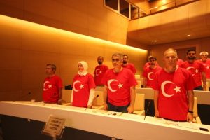 Bursa'da meclise ay yıldızlı tiş&ouml;rtlerle katıldılar