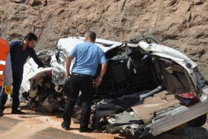Gaziantep'te TIR minib&uuml;se &ccedil;arptı: 2 &ouml;l&uuml;, 1 yaralı