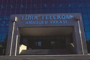 Polislerin cep telefonlarını kesmeye &ccedil;alışmışlar!
