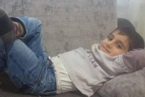 4 yaşındaki Berat, kamyonet altında &ouml;ld&uuml;