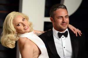 Lady Gaga y&uuml;z&uuml;ğ&uuml;n&uuml; takmıyor