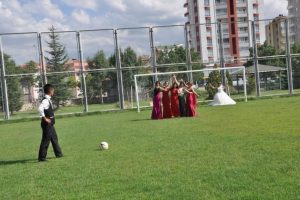Gelin kalede, arkadaşlar barajda, damat frikik başında