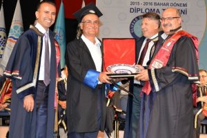 Bursa'da 53 yaşında &uuml;niversiteyi birincilikle bitirdi