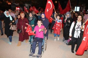 Bursa'da engelliler demokrasi i&ccedil;in y&uuml;r&uuml;d&uuml;