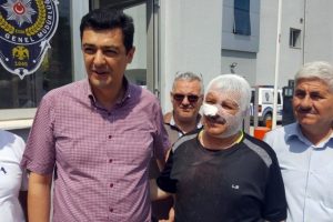 Cumhurbaşkanına hakaret edeni uyarınca &ouml;ld&uuml;resiye dayak yedi
