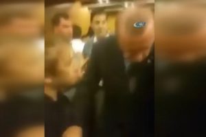 Cumhurbaşkanı Erdoğan yaralı genci b&ouml;yle alnından &ouml;pt&uuml;