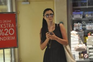 Deniz &Ccedil;akır, yeni imajıyla dikkat &ccedil;ekti