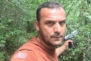 Sosyal medyada tabancalı fotoğrafını yayınladı, Ak Parti'den tepki gelince istifa etti