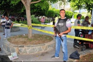 Adana'da bomba ş&uuml;phesi korkuttu