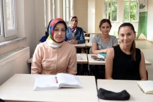 Bursa'da anne kız sınıf arkadaşı oldu