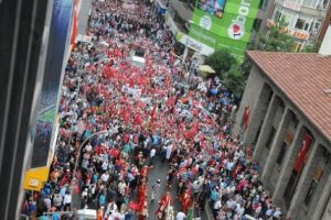 Trabzon'da demokrasi y&uuml;r&uuml;y&uuml;ş&uuml;ne 10 bin kişi katıldı