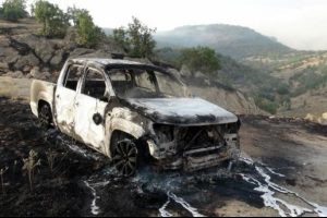 PKK, Tunceli'de yangın s&ouml;nd&uuml;rmeye giden iş&ccedil;ilerin aracını yaktı