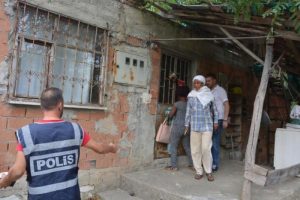 K&ouml;yl&uuml; gen&ccedil;ler fuhuş yaptırdığı &ouml;ne s&uuml;r&uuml;len Ugandalı sığınmacıyı kovaladı