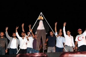 Kalabalık, Fettullah G&uuml;len'i temsili olarak darağacında astı