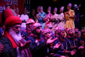 Bursa'da Karabaş-i Veli Tekkesi'nin g&ouml;n&uuml;ll&uuml; semazenleri, darbe girişimine tepki amacıyla y&uuml;r&uuml;y&uuml;ş yaptı