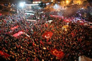 Bursa'da vatandaşlar T&uuml;rk bayraklarıyla "demokrasi n&ouml;beti" tutmayı s&uuml;rd&uuml;r&uuml;yor