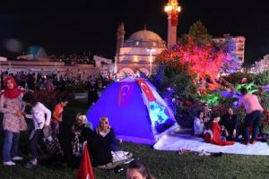 Sivas halkı &ccedil;adırlarda demokrasi n&ouml;betini s&uuml;rd&uuml;rd&uuml;