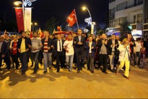 7 bin kişi 6 aylık hamile şehit polis ve darbe protestosu i&ccedil;in y&uuml;r&uuml;d&uuml;