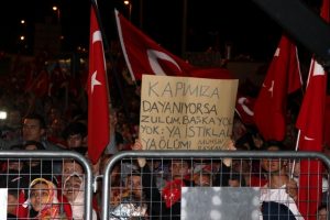 "Ya istiklal ya &ouml;l&uuml;m"