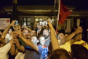 Hidayet T&uuml;rkoğlu 'Demokrasi N&ouml;beti'ne katıldı
