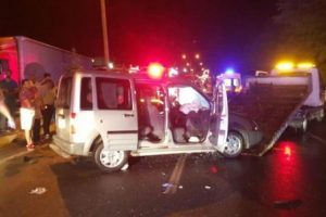 Yolcu otob&uuml;s&uuml; ile hafif ticari ara&ccedil; &ccedil;arpıştı: 25 yaralı