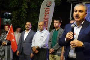 Şehit polisin ailesi g&ouml;zyaşı kurumadan 'demokrasi n&ouml;betine' katıldı