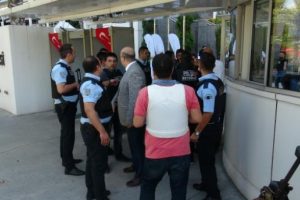 İstanbul'da hareketlilik! Silahlı kişi &uuml;niversiteye saklandı