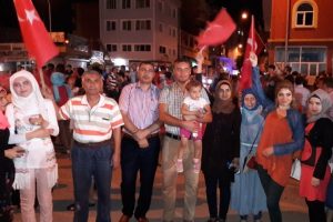 Demokrasi n&ouml;betine Suriyeliler de katıldı