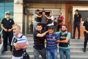 Halkın &uuml;zerine tank s&uuml;ren hainler y&uuml;zleri ifşa edilerek g&ouml;t&uuml;r&uuml;ld&uuml;