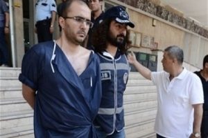 Darbeci y&uuml;zbaşı ameliyat &ouml;nl&uuml;ğ&uuml;yle tutuklandı