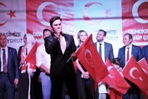 &Uuml;nl&uuml; isimler 'Demokrasi N&ouml;beti'nde