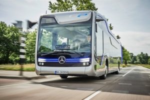 Mercedes'in otob&uuml;s&uuml; s&uuml;r&uuml;c&uuml;s&uuml;z yola &ccedil;ıktı