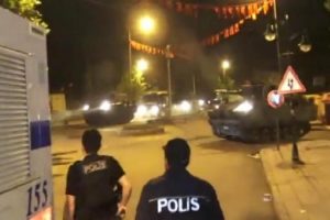 Kars'ta tanklar emniyetin kapısına dayanınca, &ccedil;atışmanın eşiğinden d&ouml;n&uuml;lm&uuml;ş
