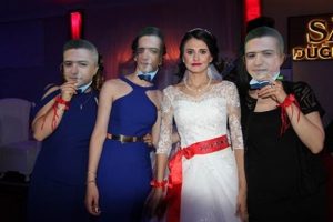 Damat g&ouml;reve gidince gelin maskeyle yetindi