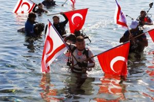 Rekor dalışında darbe girişimini kınamayı da ihmal etmedi