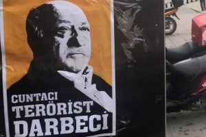Bu posterler kentin d&ouml;rt bir yanına asıldı