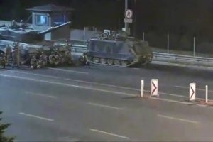 Hainler k&ouml;pr&uuml;de halka b&ouml;yle ateş a&ccedil;tı: En net g&ouml;r&uuml;nt&uuml;ler!