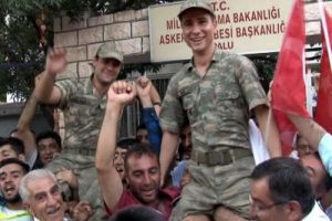 Elazığ'da vatandaşlar askerleri omuzlara aldı