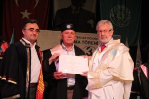 Bursa'da 65 yaşında &uuml;niversiteden mezun oldu