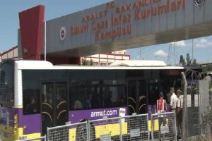 Tutuklu er ve askeri &ouml;ğrencilerin ailelerinin Silivri'de bekleyişi devam ediyor