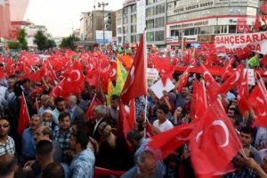 Van'da 15 bin kişi darbeye karşı y&uuml;r&uuml;d&uuml;