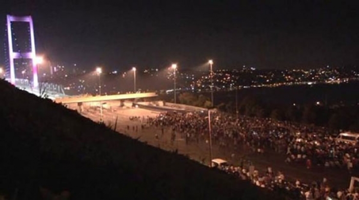 Boğazi&ccedil;i K&ouml;pr&uuml;s&uuml;'nde darbe protestosu