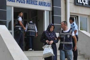 Yurtlardaki aramada 6 kişi g&ouml;zaltına alınırken bir&ccedil;ok belgenin yakıldığı anlaşıldı